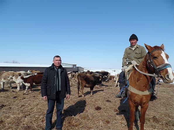 БІР ӨЗІ ҮШ ОТБАСЫНА АЙЛЫҚ ТӨЛЕЙДІ