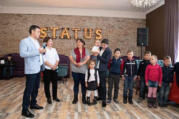 ТАЛДЫҚОРҒАН: "СТАТУСТЫҢ" ДИРЕКТОРЫ ҮШ БӨЛМЕЛІ ПӘТЕР СЫЙЛАДЫ