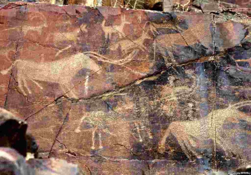 Таңбалы тастар сыр шертеді