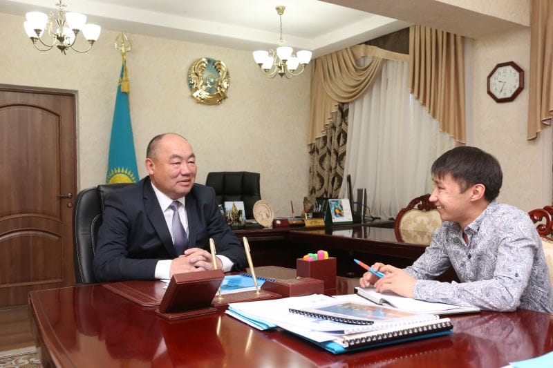 ӘКІМ: "БОС УАҚЫТЫМДА АҒАШТАН ОРЫНДЫҚ ЖАСАЙМЫН"