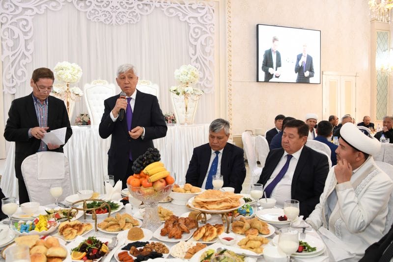 Ілияс ЖАНСҮГІРОВ-125: АҚЫНҒА АС БЕРІЛДІ