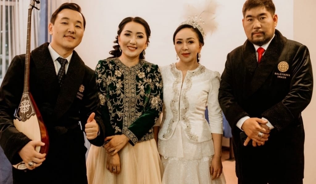 АЙТЫСКЕР АҚЫНДАР МҰҚТАЖ ОТБАСЫНА ҮЙ СЫЙЛАДЫ