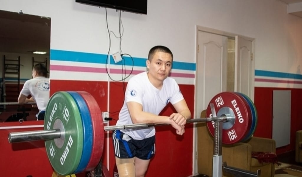 ТАСЖАРҒАН: БІР АЯҚПЕН ЗІЛТЕМІР КӨТЕРЕДІ