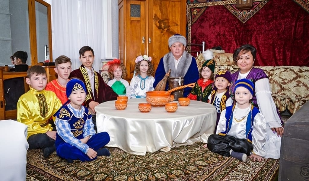 КӨПБАЛАЛЫ АНА: "ТҮРЛІ ҰЛТТЫҢ БАЛАЛАРЫН БАУЫРЫМА БАСТЫМ"