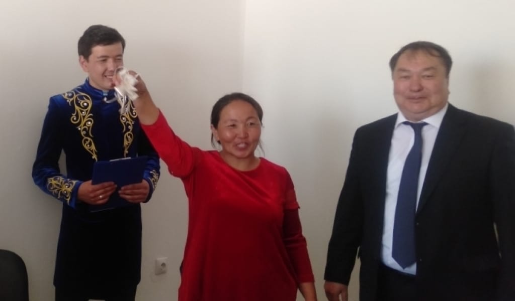 ЖЕТІ БАЛАНЫҢ АНАСЫНА ЖЕР ҮЙ СЫЙЛАДЫ