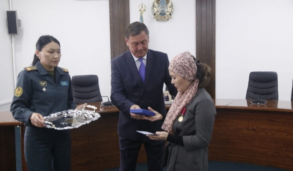 МАРҚҰМДАРДЫҢ ОТБАСЫНА МЕДАЛЬ ТАПСЫРЫЛДЫ