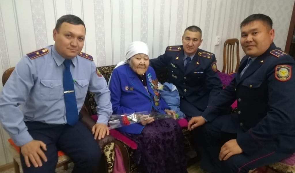 ПОЛИЦИЯ ҚЫЗМЕТКЕРЛЕРІ ҚОС АРДАГЕРДІ ҚҰТТЫҚТАДЫ