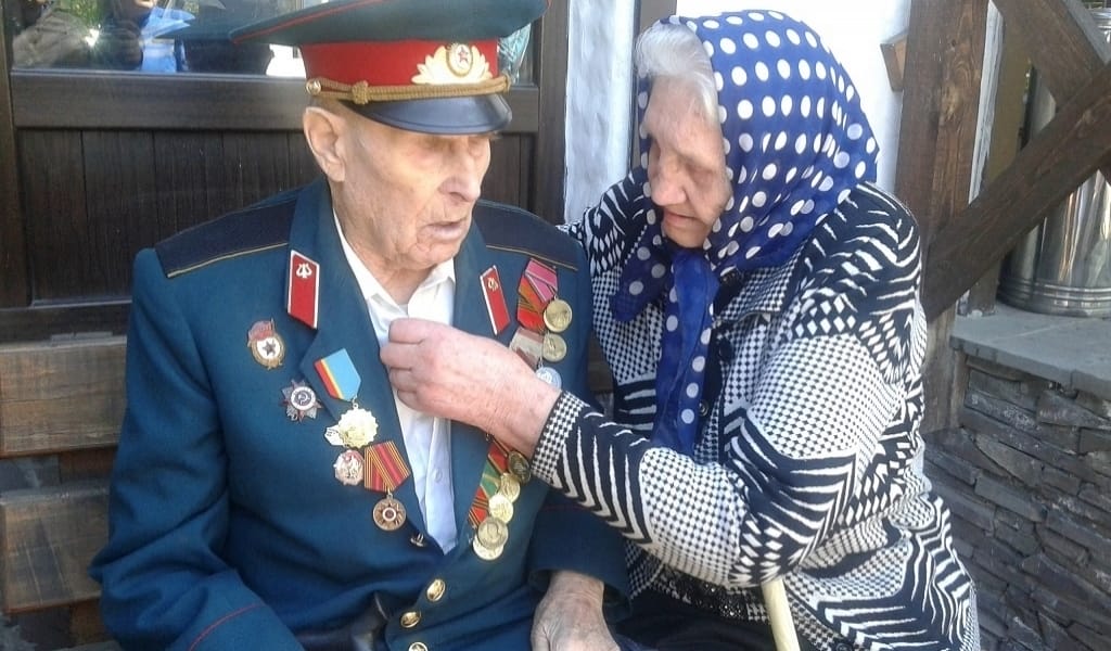 ЖЕҢІС-74: ӘКІМ АРДАГЕРЛЕРДІ ҚҰТТЫҚТАДЫ