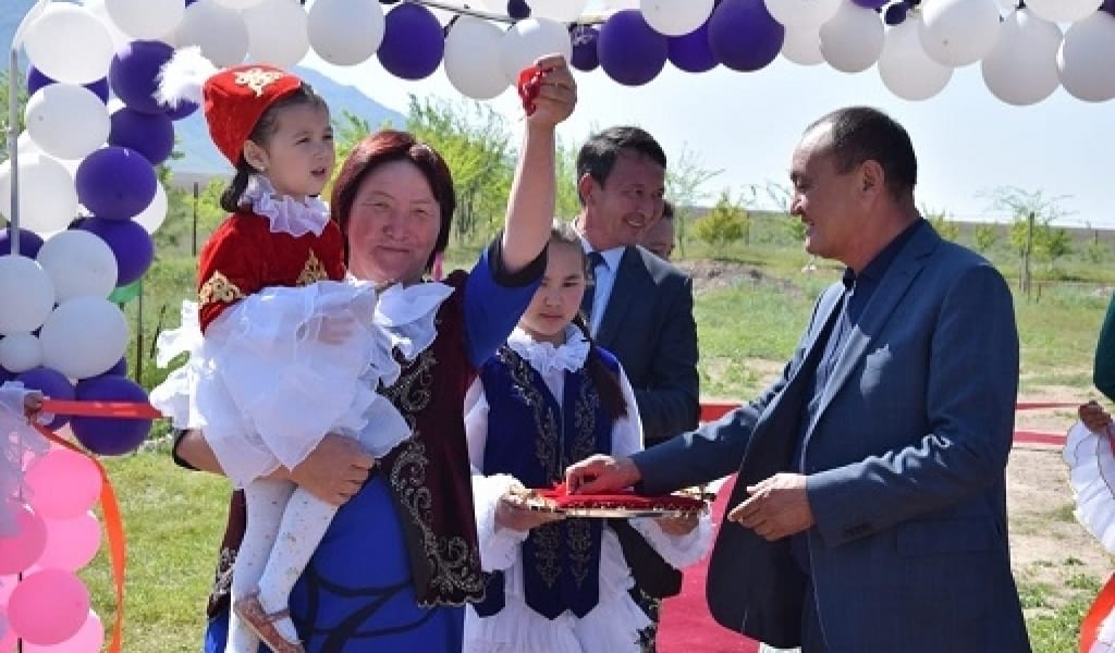 ЖАМБЫЛ АУДАНЫ: БЕС ОТБАСЫНА ҮЙ БЕРІЛДІ