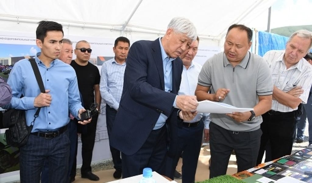 ҚИСЫҚ ҚАБЫРҒА, ЕҢКЕЙГЕН ЕСІК: ӘКІМ ҚҰРЫЛЫСҚА СЫН АЙТТЫ