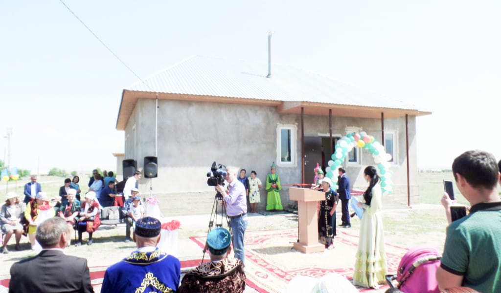 ЖОМАРТ КӘСІПКЕР ЖҮЗДЕН АСА ҮЙ СЫЙЛАДЫ