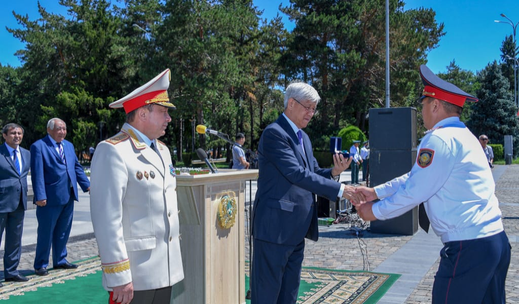 ПОЛИЦИЯ ҚЫЗМЕТКЕРЛЕРІНЕ АВТОКӨЛІК ТАБЫСТАЛДЫ