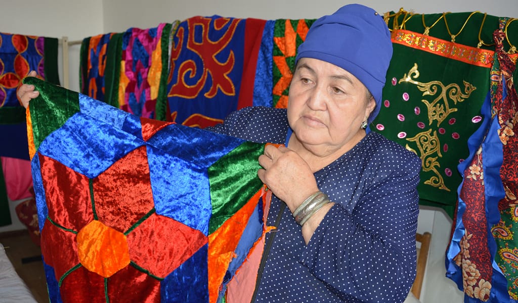 ҚАРТЫНА ҚАМҚОР, ЖЕТІМГЕ ПАНА