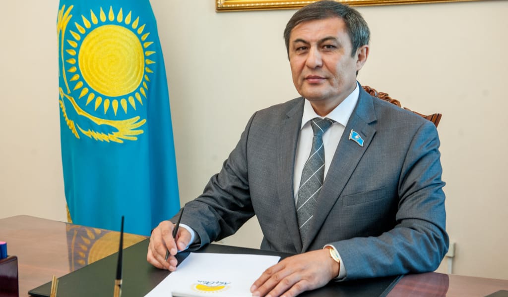 "МЕМЛЕКЕТТІК ҚЫЗМЕТ МІНСІЗ БОЛУЫ ТИІС": ПАРТИЯ ӨКІЛІ МАҚАЛА ЖАРИЯЛАДЫ