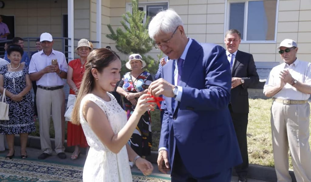 "ЖАҢА ҮЙДЕ ЖАДЫРАП ӨМІР СҮРЕДІ": ТАЛДЫҚОРҒАНДА ҮШ ТҰРҒЫН ҮЙ ПАЙДАЛАНУҒА БЕРІЛДІ