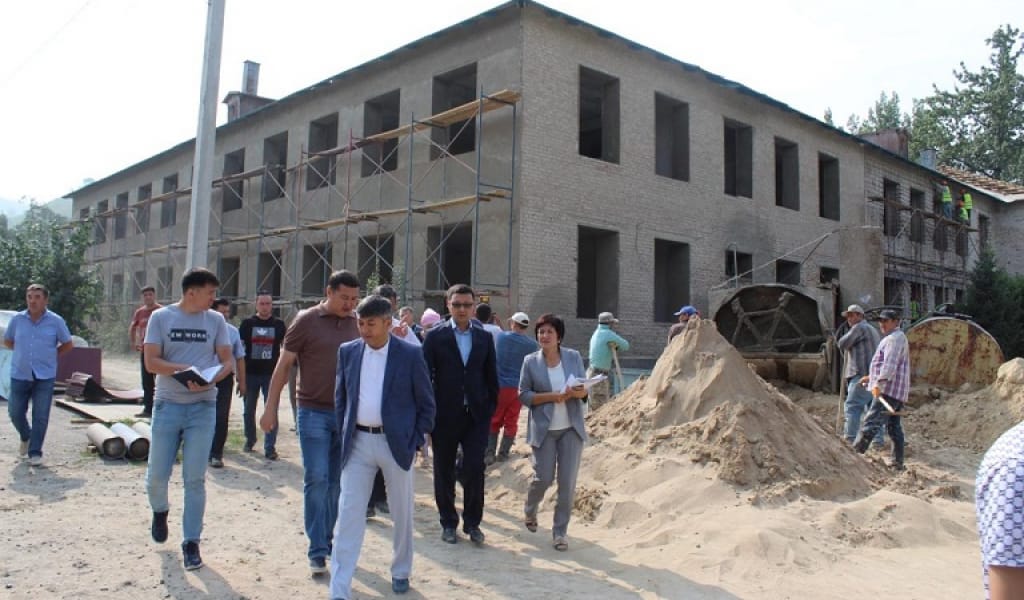 "ШАТЫРЫНАН СУ АҒЫП ТҰРАДЫ": МҮШКІЛ МЕКТЕП, СЫЛБЫР ҚҰРЫЛЫС