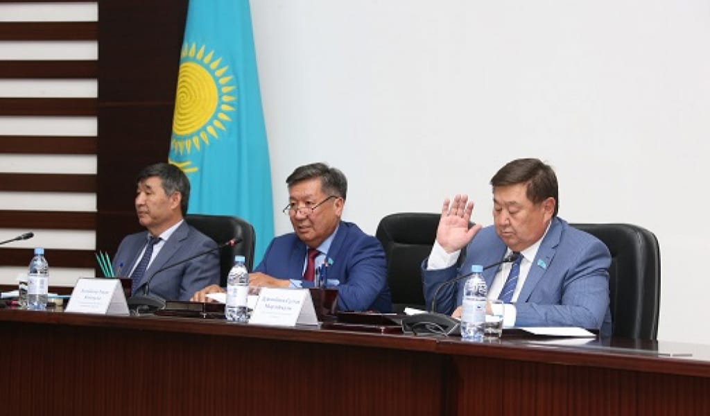 ДЕПУТАТТАР БАРЛЫБЕК СЫРТТАНОВТЫҢ ЕСІМІН БЕРУДІ БІРАУЫЗДАН ҚОЛДАДЫ