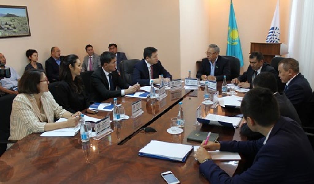 "ХАЛЫҚҚА ТҮСІНДІРІЛУІ ТИІС": ДЕПУТАТ КОРПОРАЦИЯ ӨКІЛДЕРІМЕН КЕЗДЕСТІ