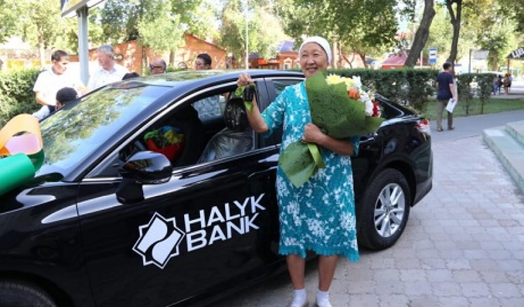 ЗЕЙНЕТКЕР ӘЖЕ "TOYOTA" МІНДІ: HALYK BANK АВТОКӨЛІК СЫЙЛАП ЖАТЫР