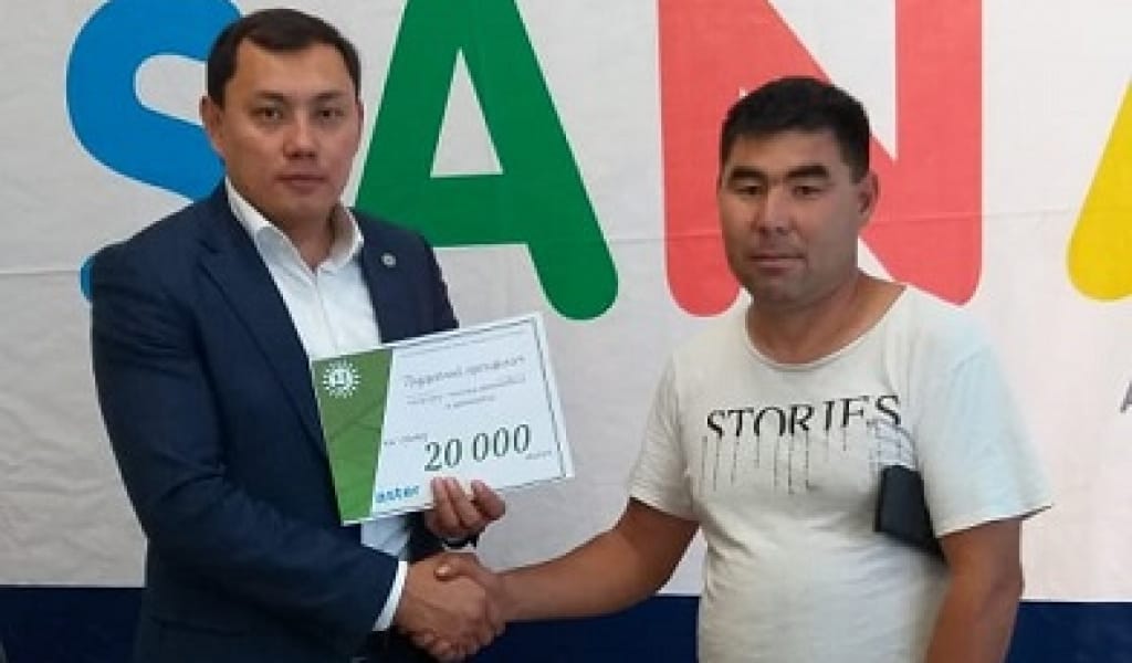 "БАС-АЯҒЫ БІР-АҚ САҒАТ": КӨЛІГІН ОНЛАЙН ТІРКЕГЕН АЗАМАТҚА АҚШАЛАЙ СЫЙЛЫҚ ТАПСЫРЫЛДЫ