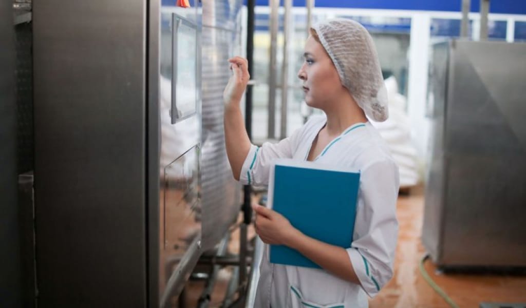 "БИІККЕ ҰМТЫЛ": ӨНДІРІС ЦЕХЫН БАСҚАРАТЫН ҚЫЗ ТӘЖІРИБЕСІМЕН БӨЛІСТІ