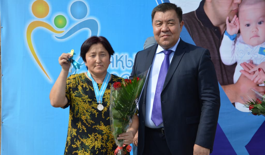 "КӨЗІМІЗГЕ ЖАС КЕЛДІ": АЛАКӨЛДІК АЛТЫ ОТБАСЫНА ПӘТЕР КІЛТІ ТАБЫСТАЛДЫ