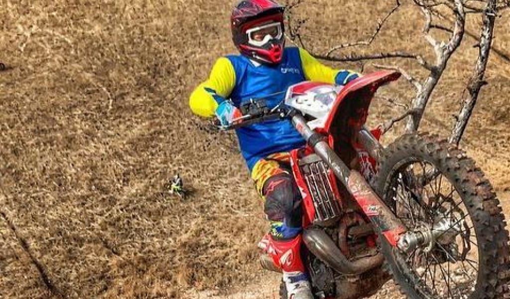 ЕҢ КІШІСІ ЖЕТІ ЖАСТА: ТЕКЕЛІ ТАУЫНДА МОТОЦИКЛ МІНГЕНДЕР ЖАРЫСТЫ