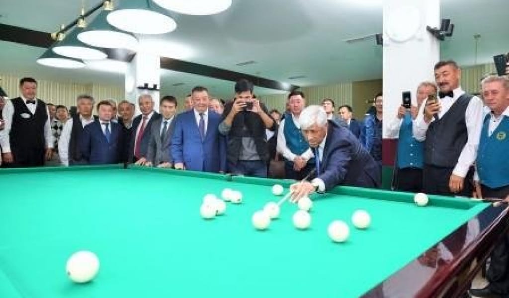 "БІРДЕН ТОРҒА КІРГІЗДІМ": АЛМАТЫ ОБЛЫСЫНЫҢ ӘКІМІ БИЛЬЯРД ОЙНАДЫ