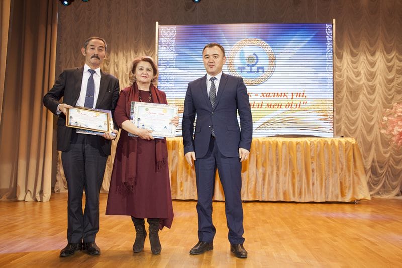 Тіл мерейі арта түсті