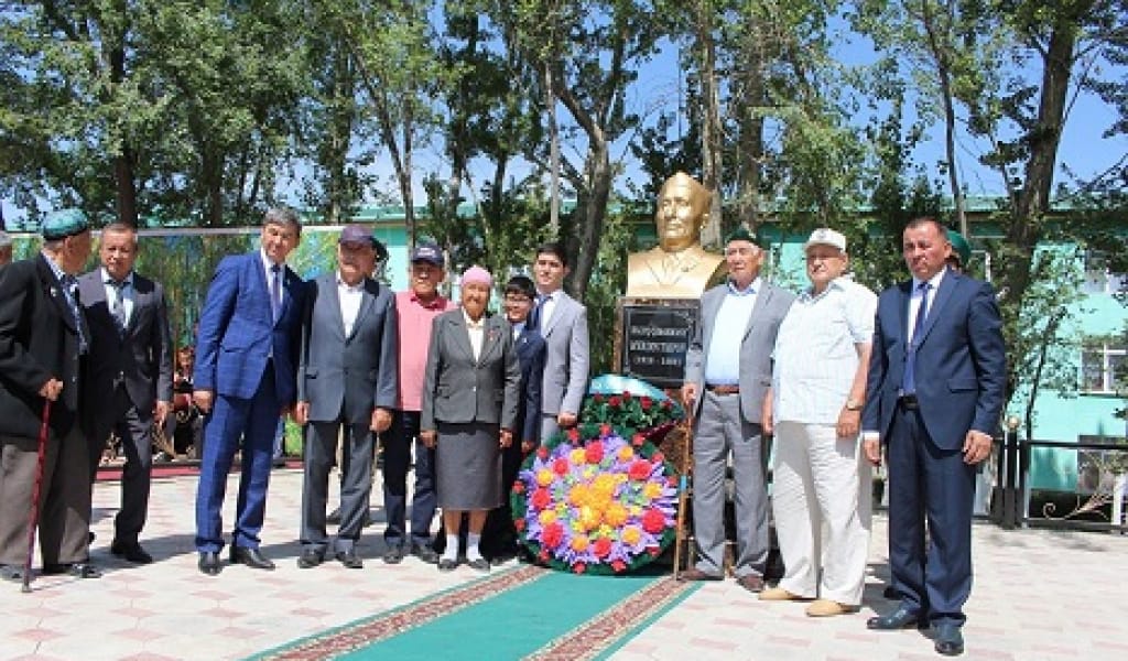 ҰЙҒЫР АУДАНЫ: ХАЛЫҚ ҚАҺАРМАНЫНА БЮСТ ҚОЙЫЛДЫ