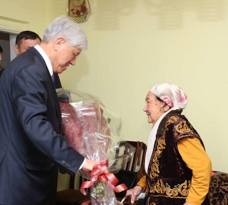 ТОҚСАН ЖАСАҒАН АНАНЫ облыс басшысы құттықтады