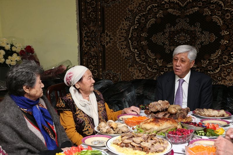 Тоқсанның төрінде