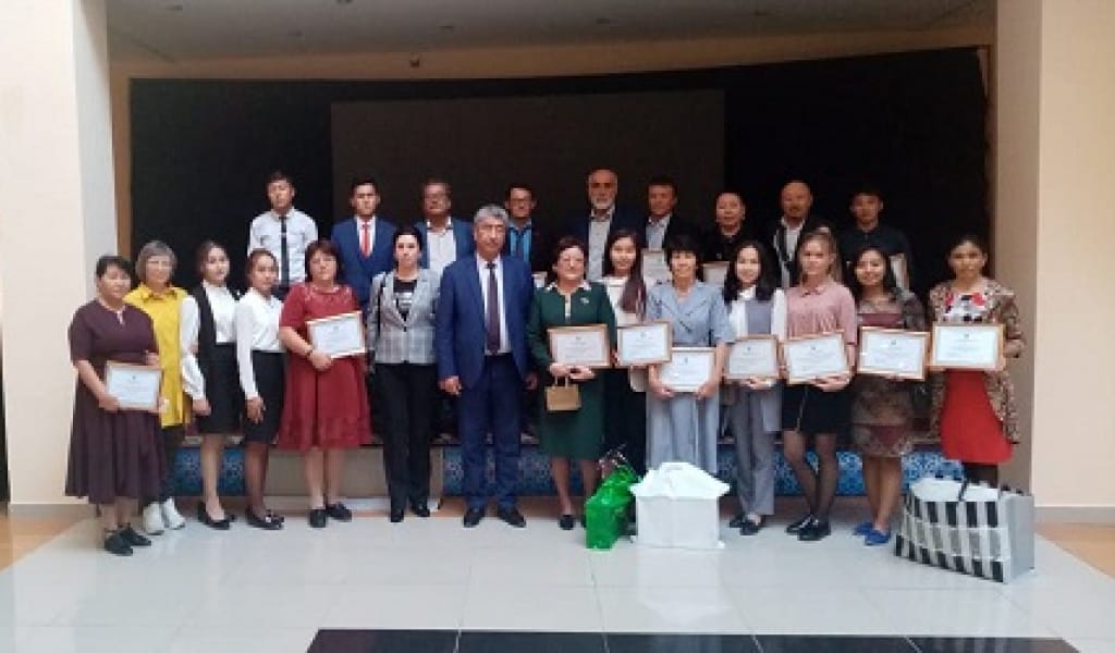 ҚҰТТЫҚТАЙМЫЗ: ДОСТЫҚТЫ ДӘРІПТЕГЕН ЖУРНАЛИСТЕР МАРАПАТТАЛДЫ