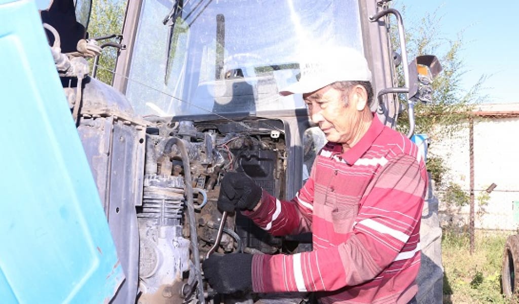 "КӨЗІМІЗ ТОЙМАЙДЫ": МЕХАНИЗАТОР 25 ЖЫЛДЫҚ ЕҢБЕК ЖОЛЫН ӘҢГІМЕЛЕДІ