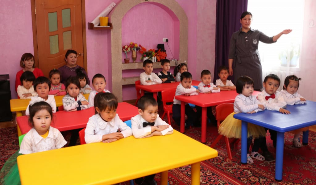 "ТЕГІН ТАМАҚТАНДЫРАДЫ": БАЛАЛАРДЫ ҚАЙЫРЫМДЫЛЫҚҚА ТӘРБИЕЛЕЙТІН БАЛАБАҚША