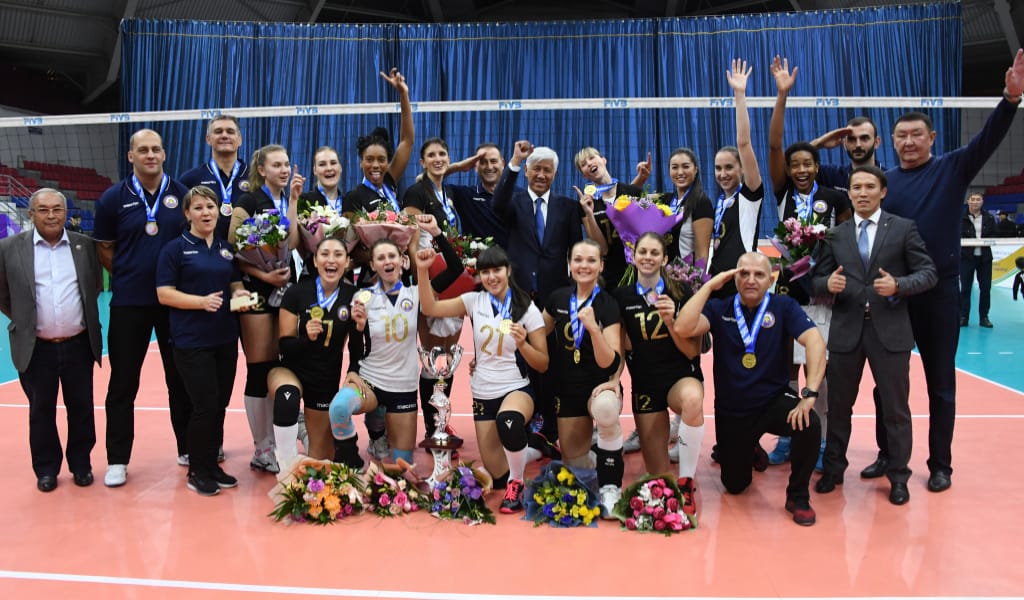 ҮШ ДҮРКІН ЖЕҢІМПАЗ: АМАНДЫҚ БАТАЛОВ ВОЛЕЙБОЛШЫЛАРДЫ МАРАПАТТАДЫ