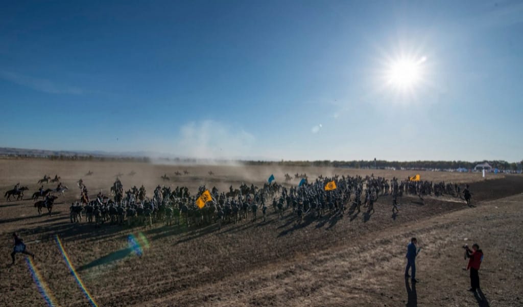 ҚЫМЫЗ, БАУЫРСАҚ, ПИЦЦА - БӘРІ ТЕГІН: ДҮБІРГЕ БӨЛЕГЕН ШАРА