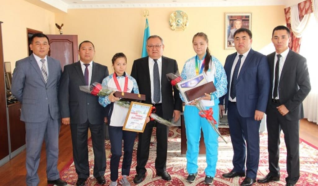 "БАР ЖАҒДАЙ ЖАСАЛАДЫ": АУДАН ӘКІМІ ЧЕМПИОН ҚЫЗДАРДЫ ҚАБЫЛДАДЫ