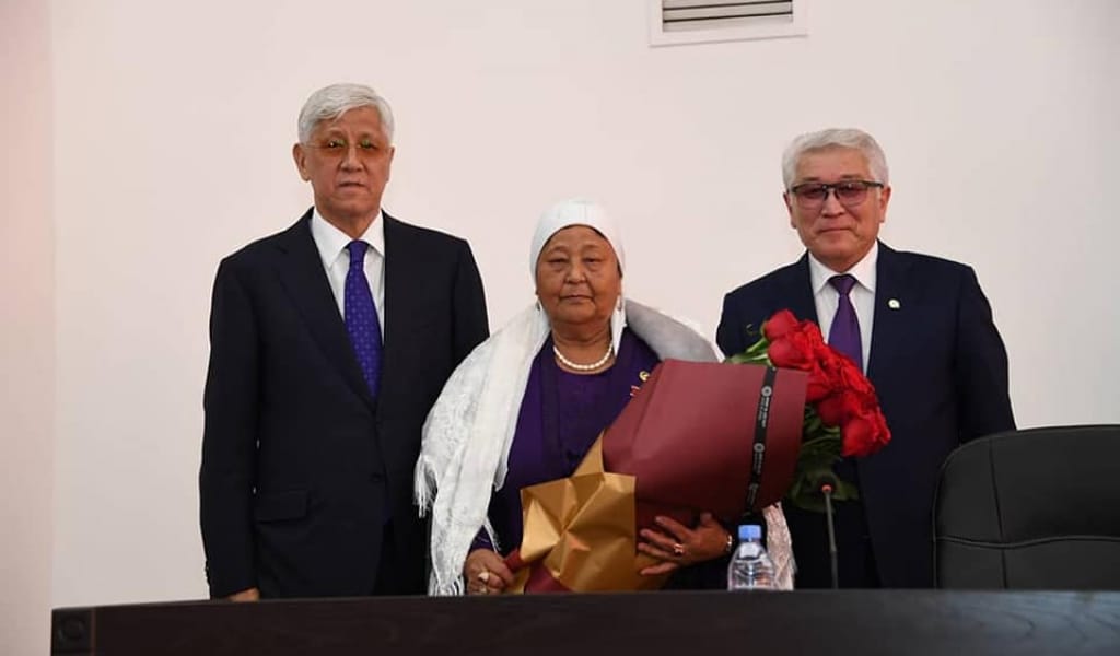 "ҮЛГІ БОЛДЫ": ОБЛЫС ӘКІМІ 80 ЖАСТАҒЫ ЕҢБЕК АНАСЫНА ТӨСБЕЛГІ ТАҚТЫ