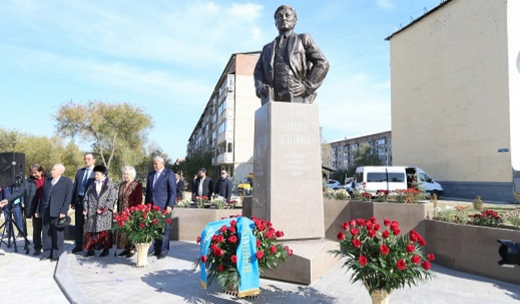 ТАЛДЫҚОРҒАН: ЖҰМАХАН БАЛАПАНОВҚА ЕСКЕРТКІШ ҚОЙЫЛДЫ