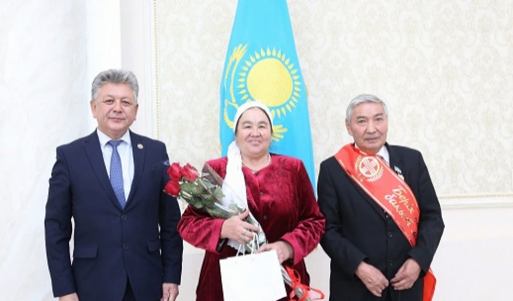 44 ЖЫЛ БІРГЕ: МЕЙРАМБЕК БЕСПАЕВТЫҢ АТА-АНАСЫ МАРАПАТТАЛДЫ