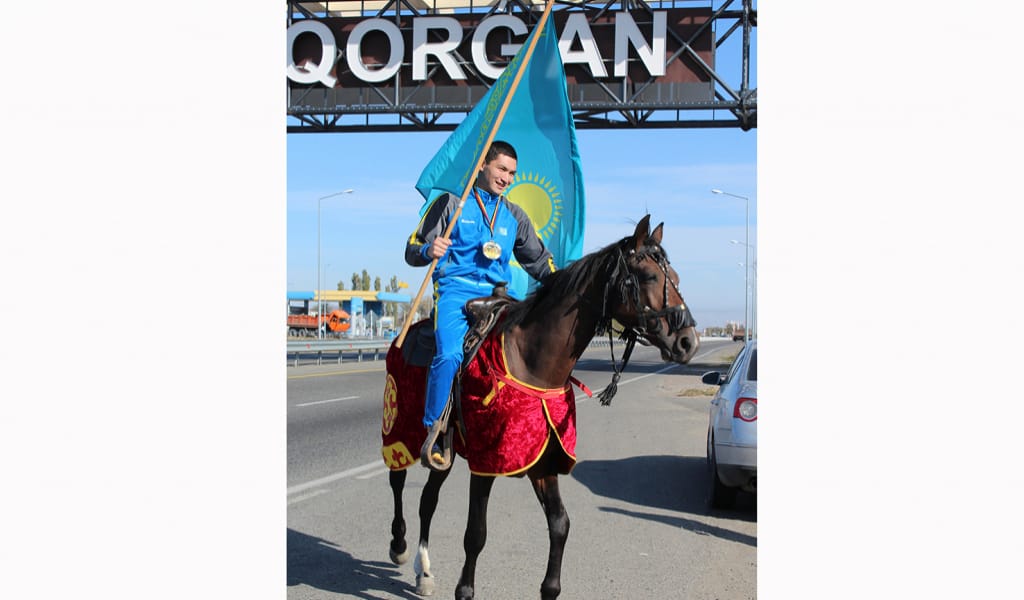 ҚАРСЫЛАС ШАҚ КЕЛТІРМЕДІ: ЖЕРЛЕСТЕРІ ЖАНДОСҚА ТҰЛПАР МІНГІЗДІ