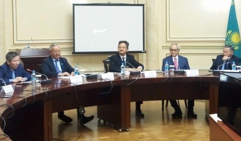 "БОДАН ҚЫЛМАҚШЫ": ЖАҢАРТЫЛҒАН ТӨРТІНШІ ЛАТЫН ӘЛІПБИІ ТАҒЫ СЫНҒА ІЛІКТІ