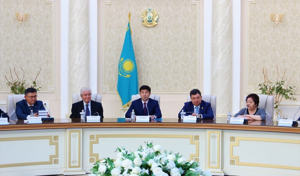 "EGEMEN QAZAQSTAN"-100: ДАРХАН ҚЫДЫРӘЛІГЕ "ҚҰРМЕТТІ ПРОФЕССОР" АТАҒЫ БЕРІЛДІ