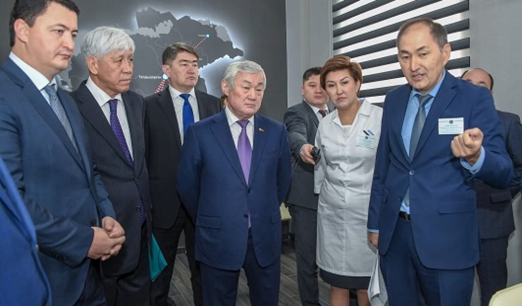 "ӨКПЕ-РЕНІШІН БІЛДІРІП ЖАТАДЫ": БЕРДІБЕК САПАРБАЕВ ДӘРІГЕРЛЕРМЕН КЕЗДЕСТІ