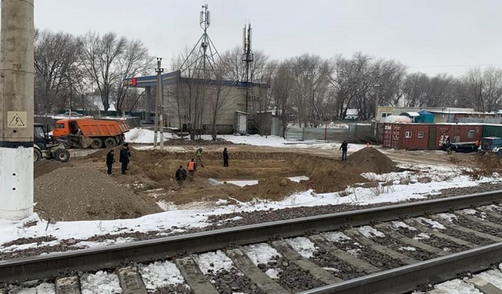 "БАЛАЛЫ ӘЙЕЛДЕР ЛИФТПЕН КӨТЕРІЛЕДІ": ШАМАЛҒАНДА КӨПІР ҚҰРЫЛЫСЫ БАСТАЛДЫ