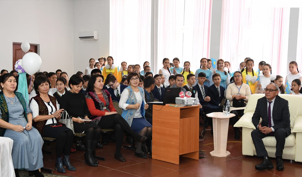 БЕС МЫҢ ДОЛЛАРЛЫҚ ӨЛЕҢ НЕМЕСЕ АҚЫНҒА АЛҒЫС АЙТҚАН АНА