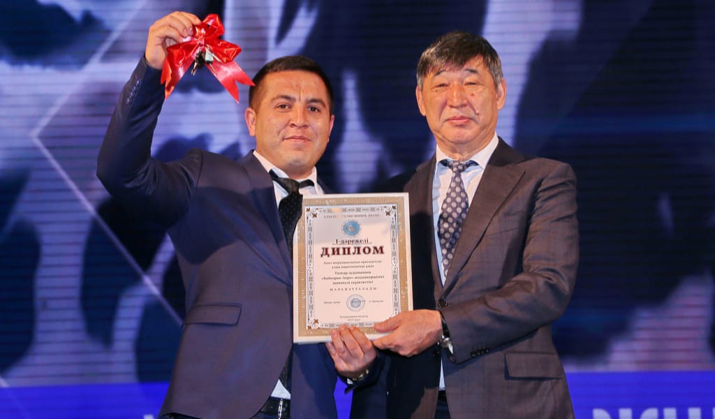 "ТРАКТОР КІЛТІ ТАБЫСТАЛДЫ": АУЫЛШАРУАШЫЛЫҒЫ КҮНІНЕ ОРАЙ БІРНЕШЕ ЕҢБЕК ОЗАТЫ МАРАПАТТАЛДЫ