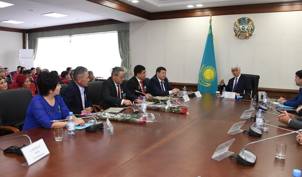 "ӘДІЛЕТСІЗДІККЕ ҚАРСЫ ТҰРДЫ": АМАНДЫҚ БАТАЛОВ ЖЕЛТОҚСАНШЫЛАРДЫ ҚАБЫЛДАДЫ