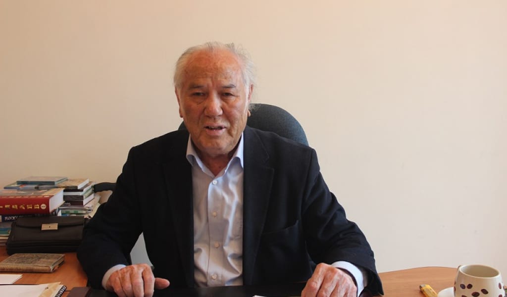 "ӨКІНЕТІН ТҰСТАРЫМ КӨП": ДУЛАТ ИСАБЕКОВ ТӘУЕЛСІЗДІК ТУРАЛЫ ОЙЫМЕН БӨЛІСТІ